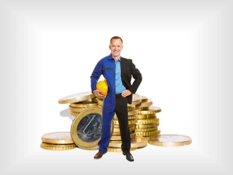 Moški, polovico oblečen kot delavec, polovico kot poslovodja. V ozadju kup eurokovancev.