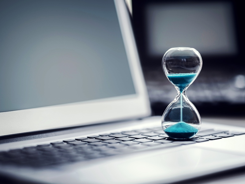 Peščena ura na tipkovnici prenosnega računalnika