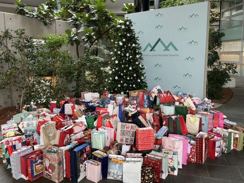 Velik kup daril v darilnih vrečkah.