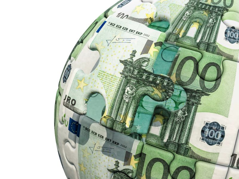 Bankovci za 100 evrov so položeni v obliki globusa zemlje.