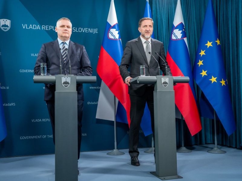 Ministra Bojan Kumer in Klemen Boštjančič na novinarski konferenci.