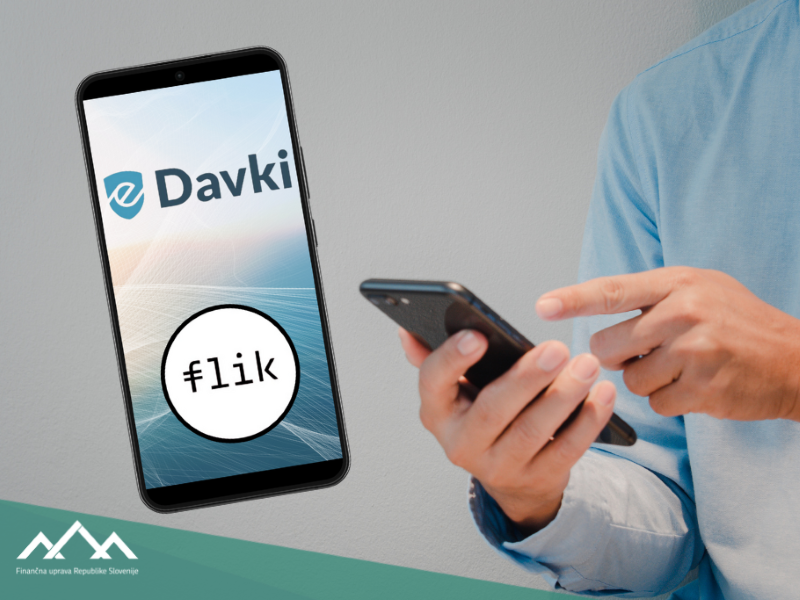Poslovnež tipka po telefonu. Slika telefona z napisom eDavki in flik.