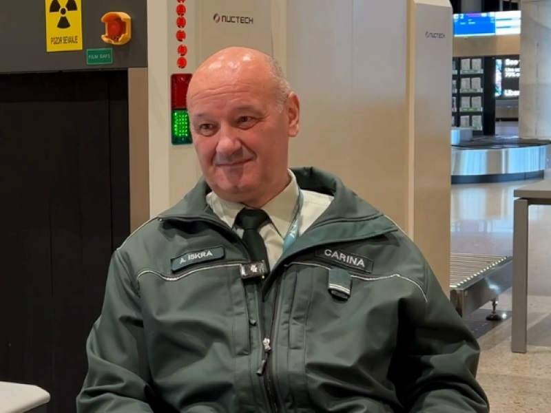 Aleksander Iskra, ki dela na mednarodnem letališču Brnik in delo carinika srčno opravlja že 36 let.