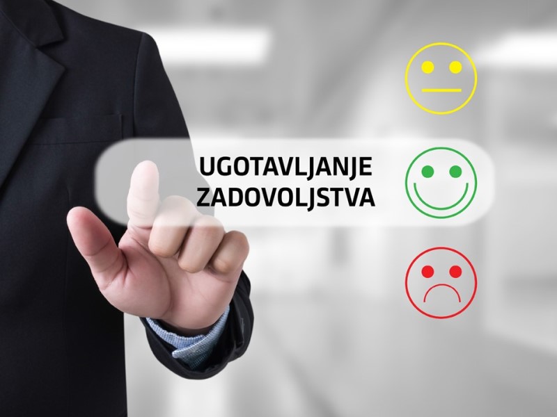 Moški na zaslonu izbira možnosti ankete o ugotavljanju zadovoljstva strank.