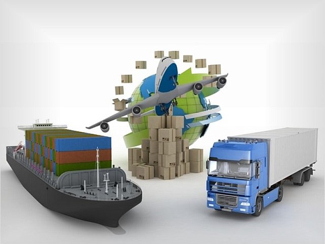 Kartonske škatle okoli sveta, tovorne ladje, tovornjaka in letala. Koncept spletnih naročil blaga po vsem svetu.