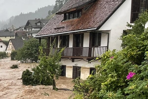  Fotografija hiše na poplavljenem področju.