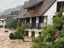 Fotografija hiše na poplavljenem področju.