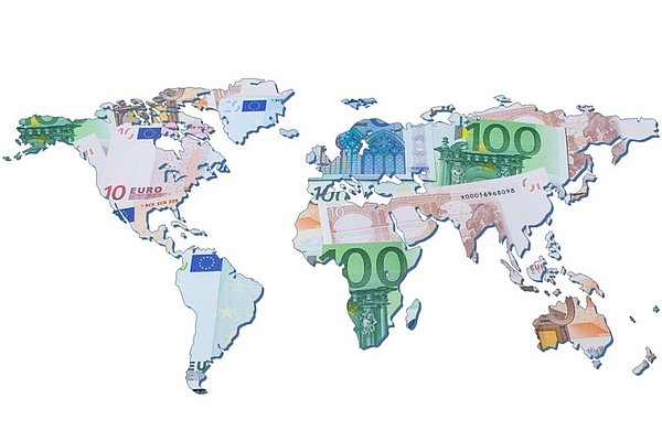  Zemljevid sveta iz evrskih bankovcev.