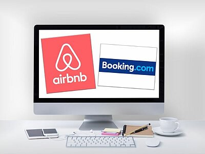 Logo airbnb in Booking.com na zaslonu računalnika.