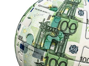 Krogla iz sestavljank, narejenih iz 100‑evrskih bankovcev.