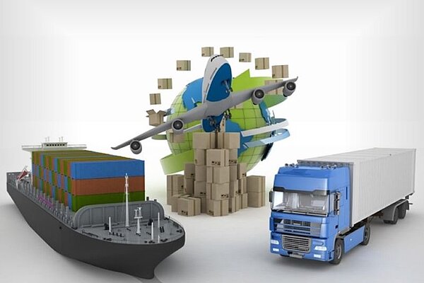  Prikaz različnih vrst transporta. Ladja s kontejnerji, kamion s kontejnerjem, letalo, ter zemeljska krogla obkrožena s kartonskimi škatlami.