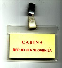 Priponka z napisom CARINA REPUBLIKA SLOVENIJA, ki so si jo pripeli carinski delavci ob osamosvojitvi.