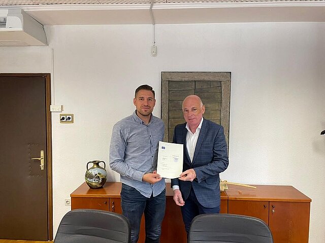 Na sliki je Teo Šunjić, prokurist družbe Conbulk d.o.o. in Aleš Praček, vodja Sektorja za carine v FU Koper