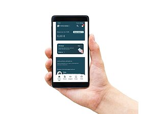 Roka drži mobilni telefon. Na zaslonu je prikaza mobilna aplikacija eDavki.