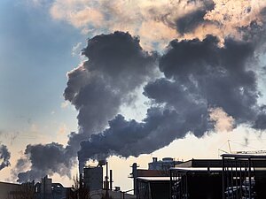 Dviganje dima iz dimnikov v industrijski coni