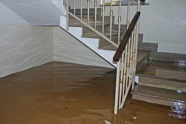  Stopnišče v stanovanju in poplava na tleh.