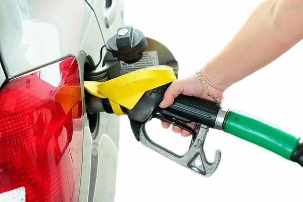  Človek črpa bencinsko gorivo v avtomobilu na bencinski črpalki.