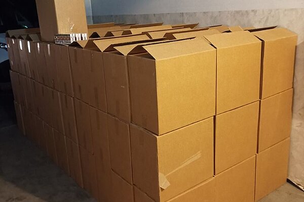  Škatle s cigareti, ki so bile naložene v kombiju med humanitarno pomočjo.